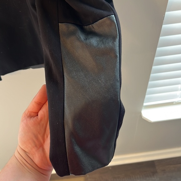 Forever 21 black blazer with faux leather detail on sleeves size large - Picture 4 of 4